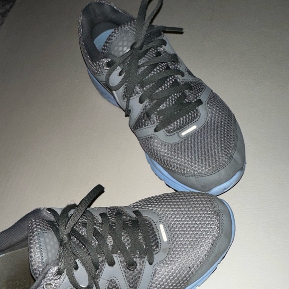 Women’s Nike sneaker size 9.5. Great condition! - Picture 2 of 8